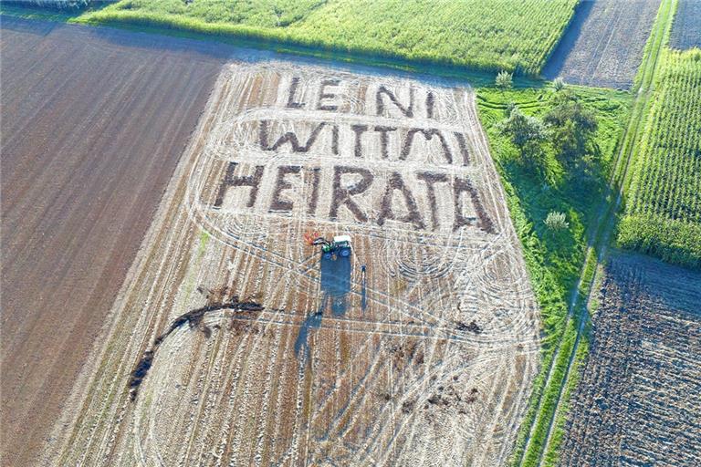 Ein Tag Arbeit zu viert auf dem Feld war letztlich von Erfolg gekrönt. Dem Antrag „Leni witt mi heirata“ folgten im Korb in luftiger Höhe der Kuss und das Jawort. Fotos: privat