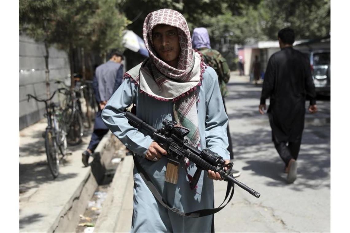 Taliban sagen Ausreisemöglichkeit nach US-Truppenabzug zu Ein Taliban-Kämpfer an einem Kontrollpunkt in Kabul. Die Islamisten versichern, dass Afghanen auch nach dem für den 31. August geplanten US-Truppenabzug das Land verlassen dürfen. Foto: Rahmat Gul/AP/dpa