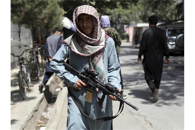 Ein Taliban-Kämpfer steht an einem Kontrollpunkt im Viertel Wazir Akbar Khan in afghanischen Hauptstadt Kabul. Foto: Rahmat Gul/AP/dpa