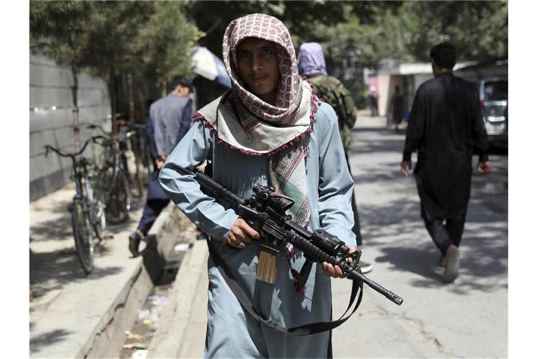 Ein Taliban-Kämpfer steht an einem Kontrollpunkt in Kabul. Die Taliban sind nach Angaben des russischen Botschafters zu Verhandlungen bereit. Foto: Rahmat Gul/AP/dpa