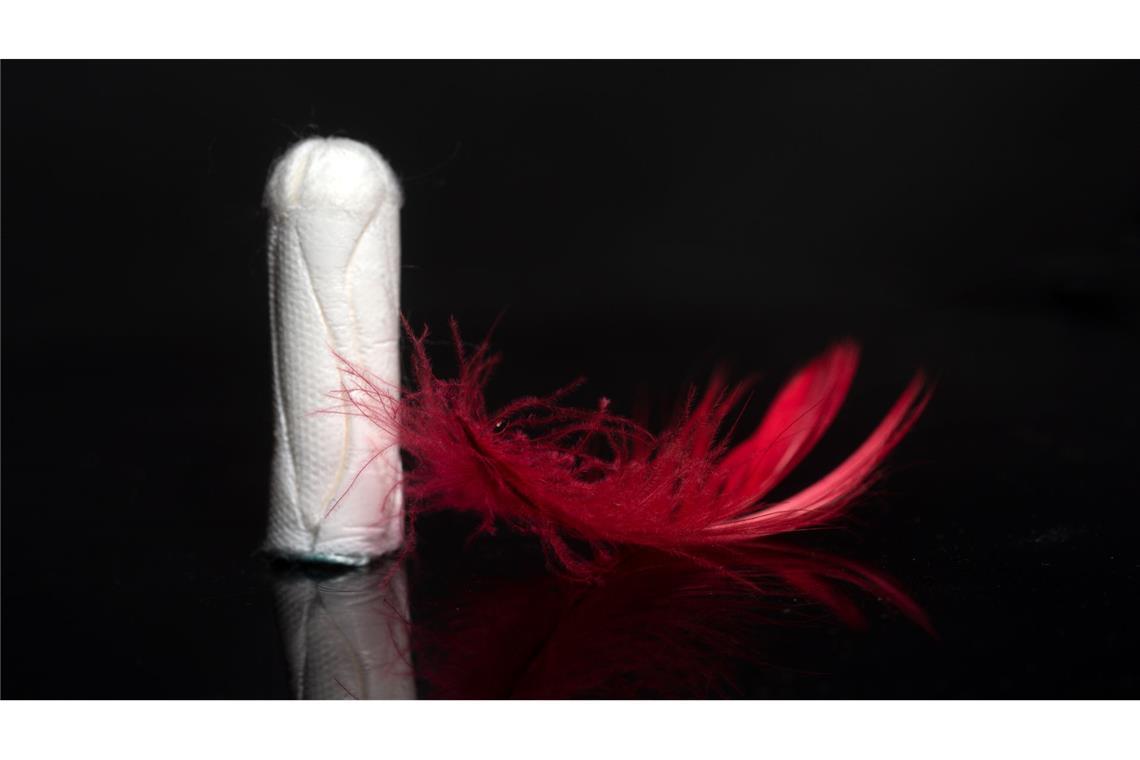 Warum Tampons gefährlich werden können Ein Tampon kann ein toxisches Schocksyndrom auslösen, ist aber keine zwingende Voraussetzung dafür.