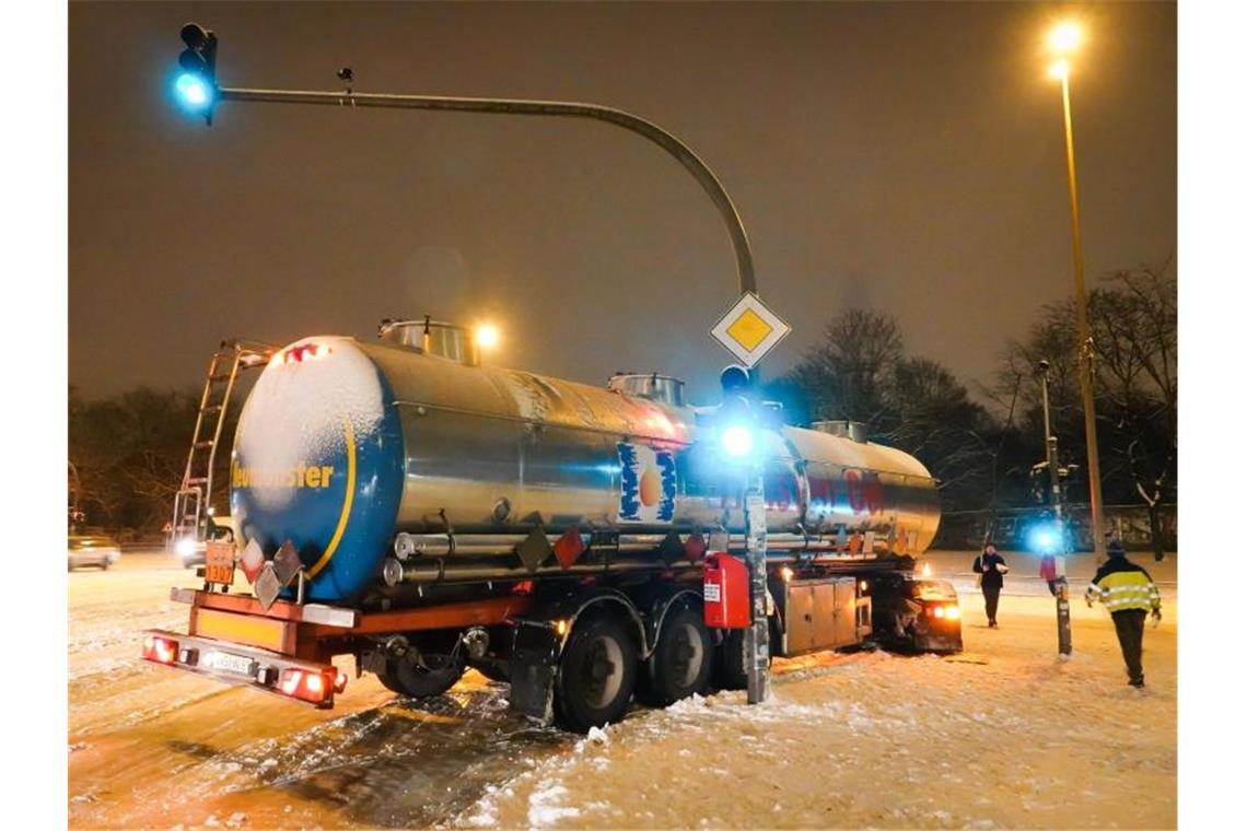 Zitterpartie vorbei: Tauwetter sorgt für Ende der Kältewelle Ein Tanklaster steht in Hamburg dicht an einer Ampel und kommt nicht mehr weiter nachdem er beim Anfahren auf spiegelglatter Straße wegrutschte. Foto: Christian Charisius/dpa