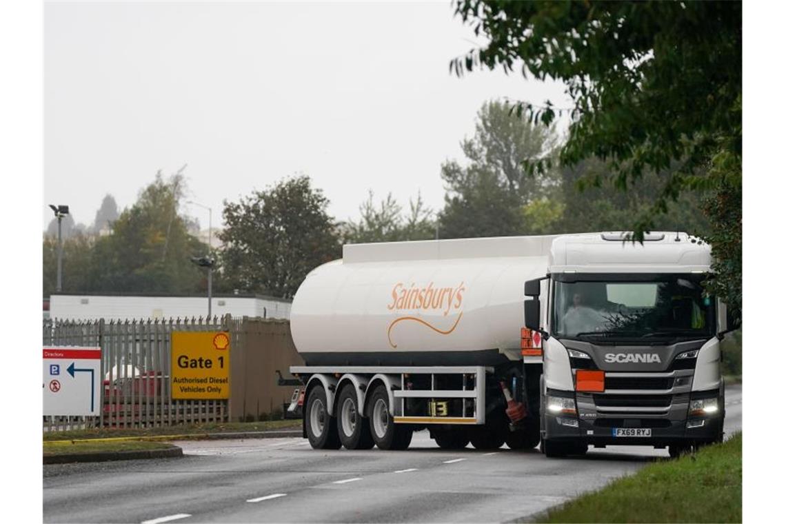 In Großbritannien lebende Deutsche sollen Lastwagen fahren Ein Tankwagen verlässt ein Shell-Öldepot im britischen Kingsbury. In Großbritannien lebende Deutsche werden laut einem Bericht zufolge dazu aufgerufen, einzuspringen. Foto: Jacob King/PA Wire/dpa