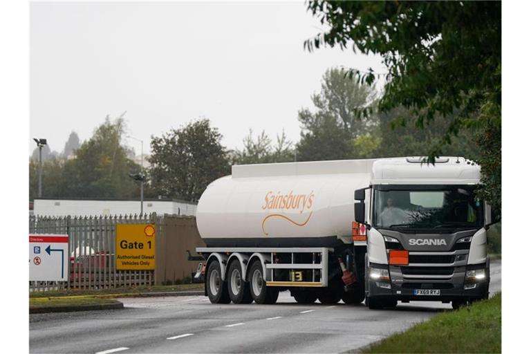 Ein Tankwagen verlässt ein Shell-Öldepot im britischen Kingsbury. In Großbritannien lebende Deutsche werden laut einem Bericht zufolge dazu aufgerufen, einzuspringen. Foto: Jacob King/PA Wire/dpa