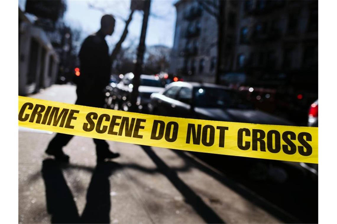 Ein Tatort in New York ist mit Flatterband abgesperrt (Archiv). Foto: Gregor Fischer/dpa-Zentralbild/dpa