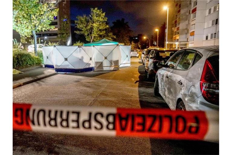 Ein Tatort ist mit einem Band der Polizei abgesperrt. Foto: Sven Kohls/SDMG