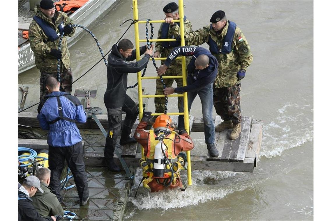 Kaum Hoffnung nach dem Schiffsunglück in Budapest Ein Taucher geht in die Donau, um das Wrack des Ausflugsboots zu untersuchen. Foto: Tamas Kovacs/MTI/AP