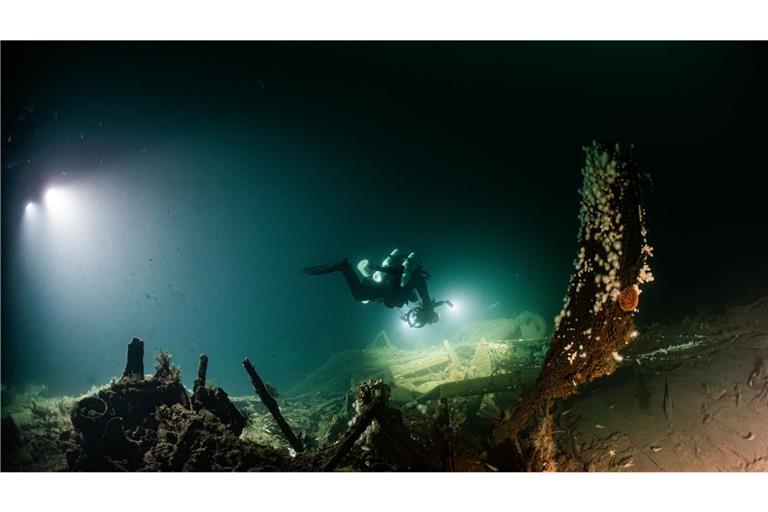 Ein Taucher schwimmt über Wrackteile. Eine internationale Gruppe von Tauchern hat nach eigenen Angaben rund 70 Seemeilen vor der britischen Küste das Wrack des im Ersten Weltkrieg versenkten Kreuzers HMS Nottingham entdeckt.