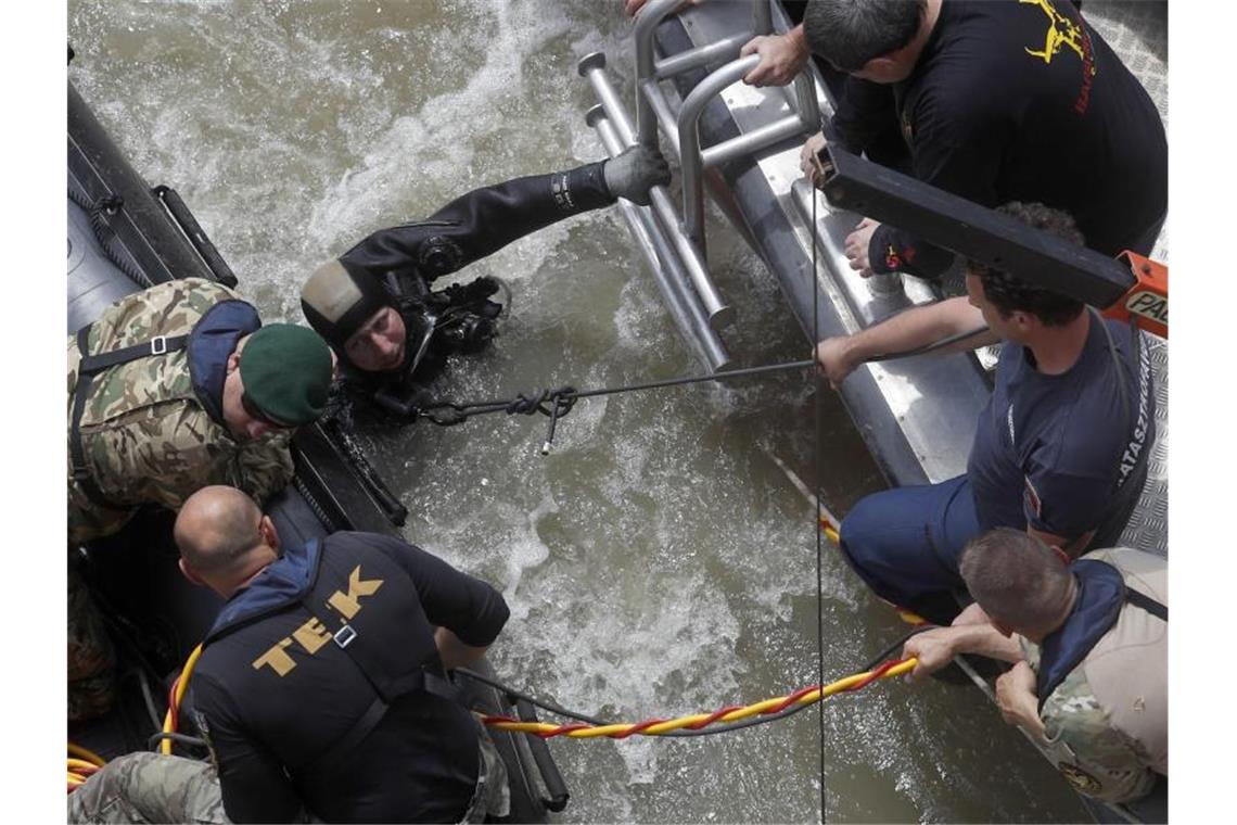 Ein Taucher spricht mit Rettungskräften. Rund 100 Kilometer südlich von Budapest konnte ein weiteres Opfer der Schiffskatastrophe geborgen werden. Foto: Laszlo Balogh/AP