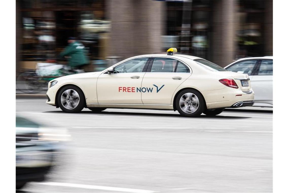 Ein Taxi des Taxi-Vermittlers Free Now in Hamburg. Foto: Daniel Reinhardt