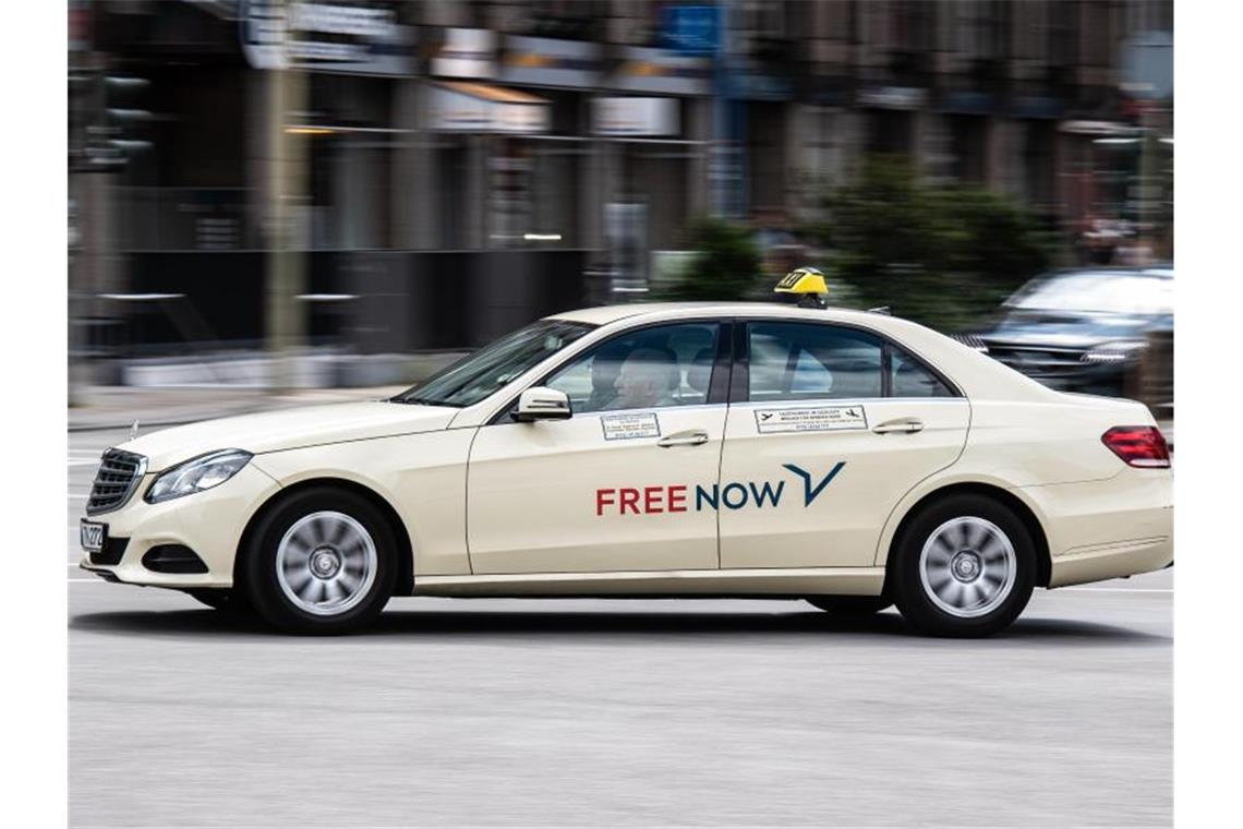 Mercedes will auf bestimmte Taxiversionen verzichten Ein Taxi von Mercedes-Benz fährt über eine Straße in Hamburg. Foto: Daniel Reinhardt/dpa/Archivbild