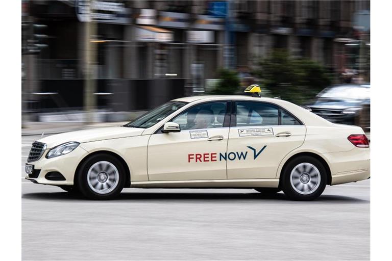 Ein Taxi von Mercedes-Benz fährt über eine Straße in Hamburg. Foto: Daniel Reinhardt/dpa/Archivbild