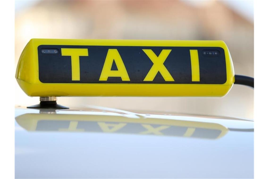 Mann droht mit Pistole und raubt Taxifahrer aus Ein Taxischild an einem Taxi. Foto: Jan Woitas/dpa-Zentralbild/dpa/Symbolbild
