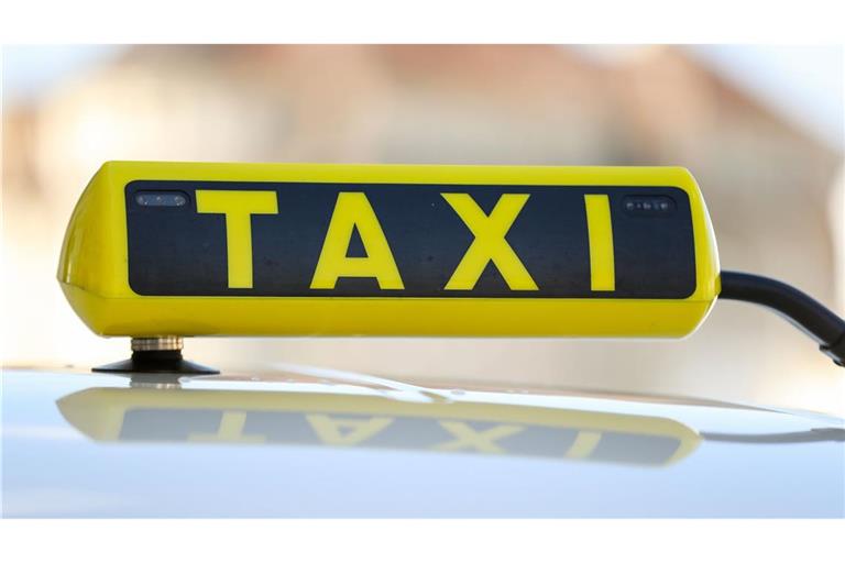 Ein Taxischild an einem Taxi - wie entwickeln sich die Preise in Großstädten? (Symbolfoto)