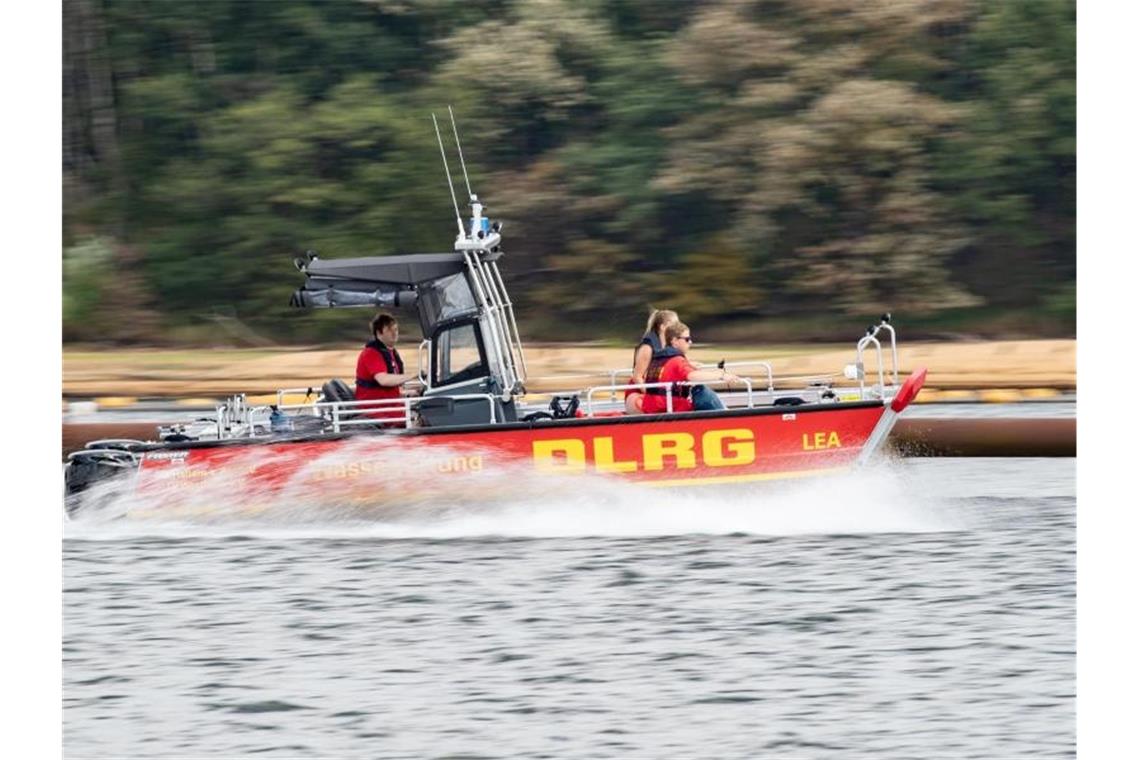 Ein Team der DLRG (Deutsche Lebens-Rettungs-Gesellschaft) fährt in einem Boot über den Halterner Stausee. Foto: Marcel Kusch