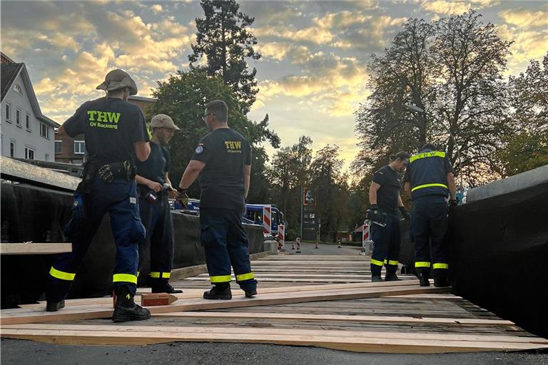 Ein Team des THW hat in den Abendstunden mal kurz die Brücke repariert, sodass sie nun als „akustisch saniert“ gelten kann. Foto: THW