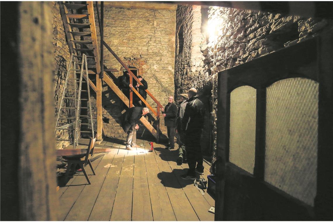 Für die Bauhütte geht’s jetzt richtig los Ein Team sichert beim Aufgang zum Glockenturm die Treppe mit einem neuen Geländer.