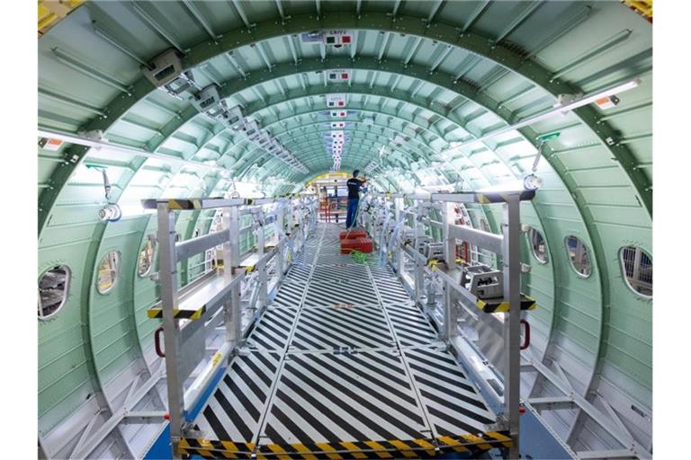 Ein Techniker arbeitet in einem Rumpfsegment einer Airbus A320. Die Industrie leidet unter der Corona-Pandemie. Foto: Christian Charisius/dpa