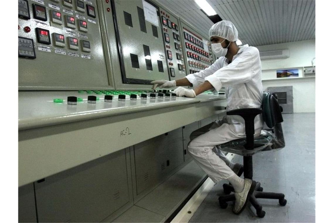 Atomdeal in Gefahr: Iran beschleunigt Urananreicherung Ein Techniker arbeitet in einer Uranumwandlungsanlage vor den Toren der Stadt Isfahan im Iran. Foto: Vahid Salemi/AP/dpa