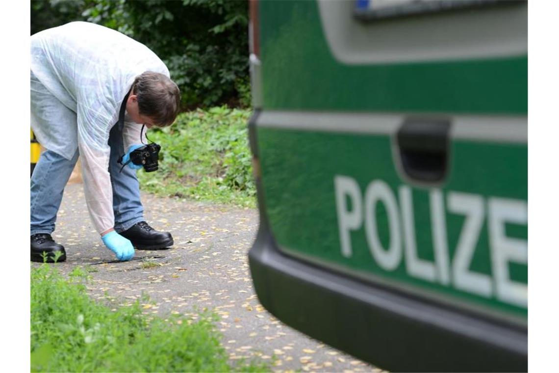 Ein Techniker der KriPo untersucht das Gelände am Ort, an dem der Junge tot aufgefunden wurde. Foto: picture alliance / dpa