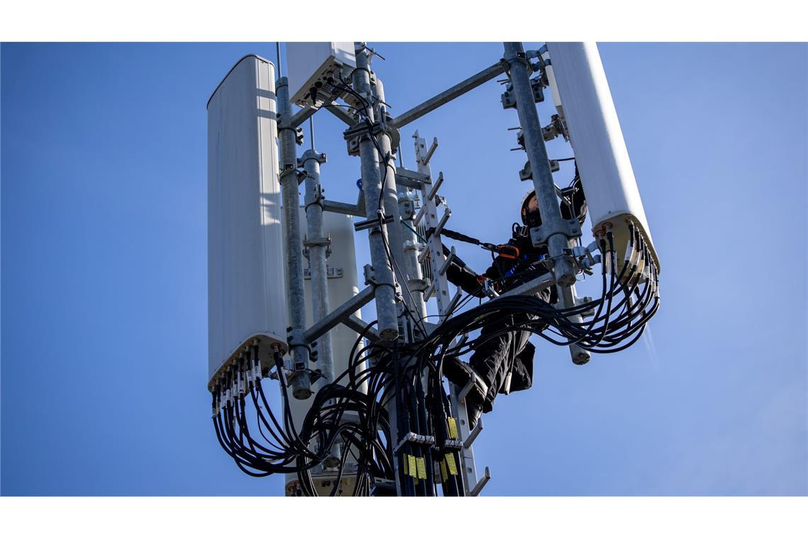 Ein Techniker führt Reparaturarbeiten an 5G-Antennen durch.