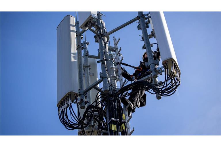 Ein Techniker führt Reparaturarbeiten an 5G-Antennen durch.