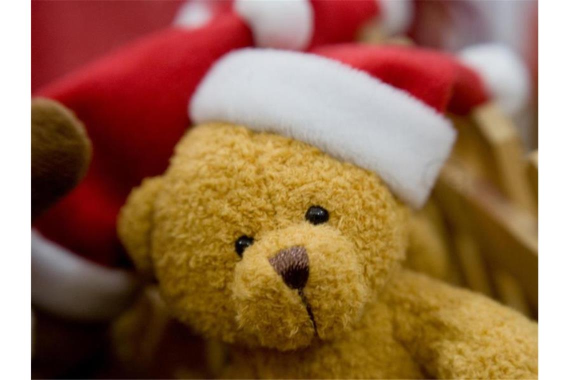 Ulmer Klinik: Nikolaus bringt Kindern Geschenke Ein Teddybär trägt eine Weihnachtsmannmütze. Foto: picture alliance / dpa/Symbolbild