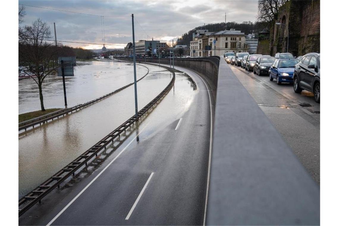 Ein Teil der Autobahn A620 in der Innenstadt von Saarbrücken wurde von der Saar überschwemmt. Foto: Oliver Dietze/dpa