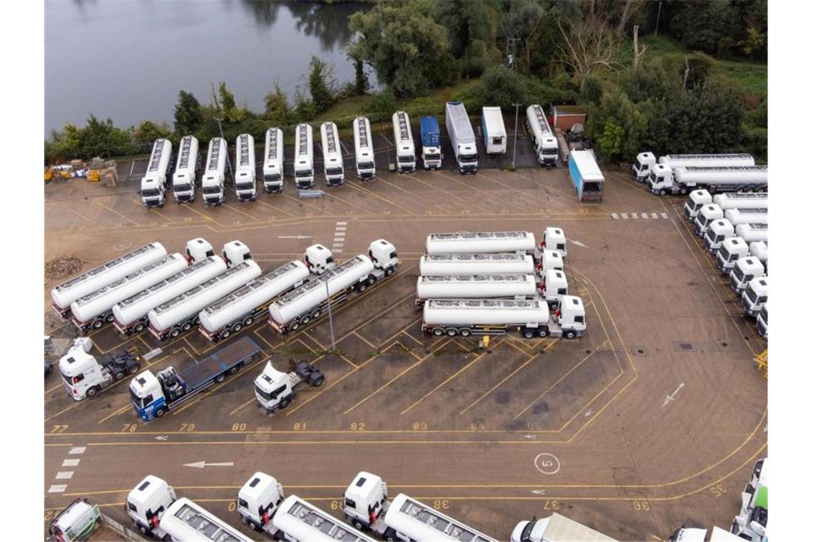 In Großbritannien lebende Deutsche sollen Lastwagen fahren Ein Teil der Reservetankwagenflotte der Regierung, die in einem Depot stationiert ist. Foto: Joe Giddens/PA Wire/dpa
