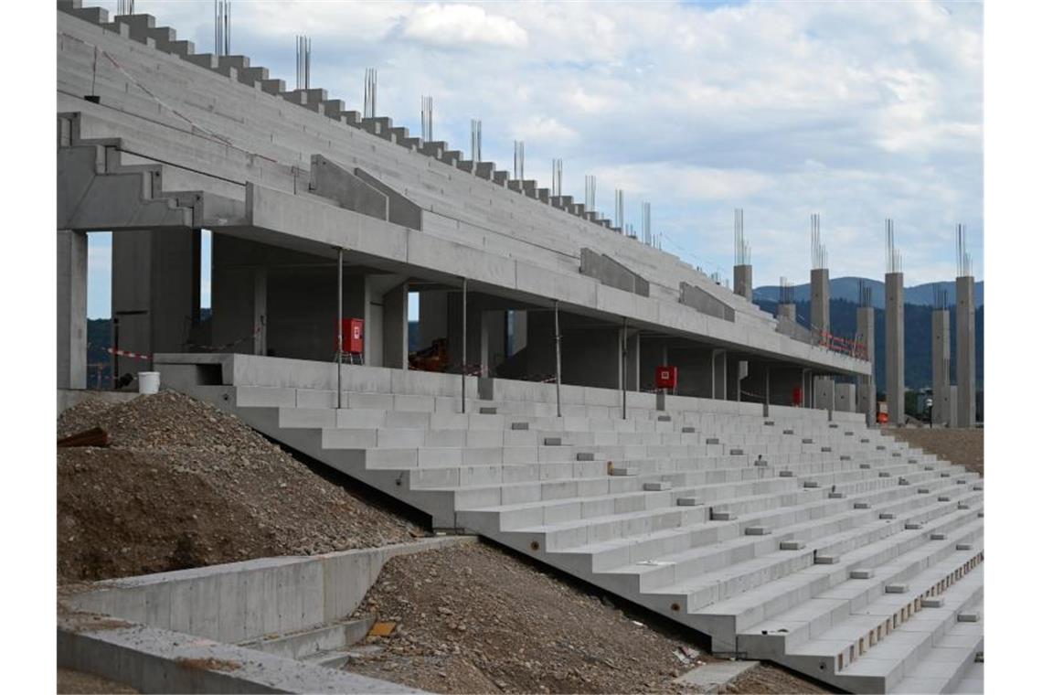 Ein Teil der Tribüne steht auf der Baustelle für das neue Stadion des SC Freiburg. Foto: Patrick Seeger/dpa/Archivbild