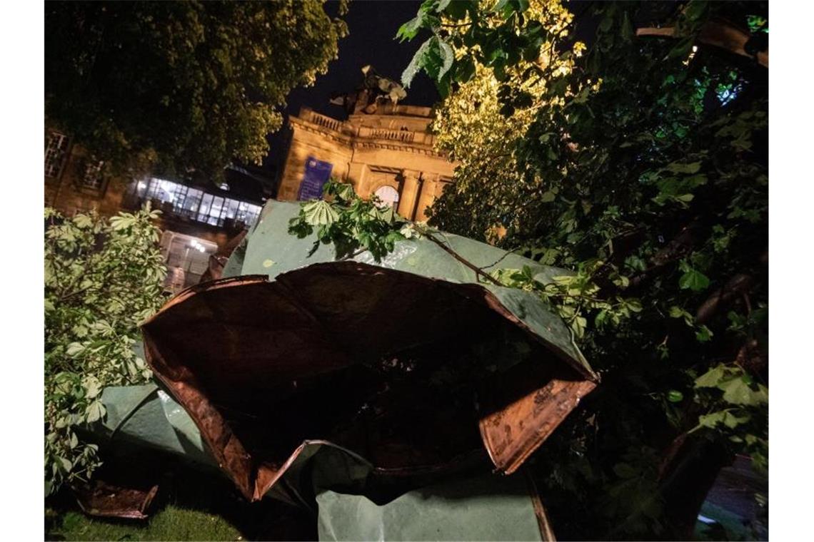 Kein Betrieb in Stuttgarter Opernhaus wegen neuer Regenfälle Ein Teil des Daches des Stuttgarter Opernhauses liegt nach einem Unwetter auf dem Boden vor dem Opernhaus. Foto: Marijan Murat/dpa