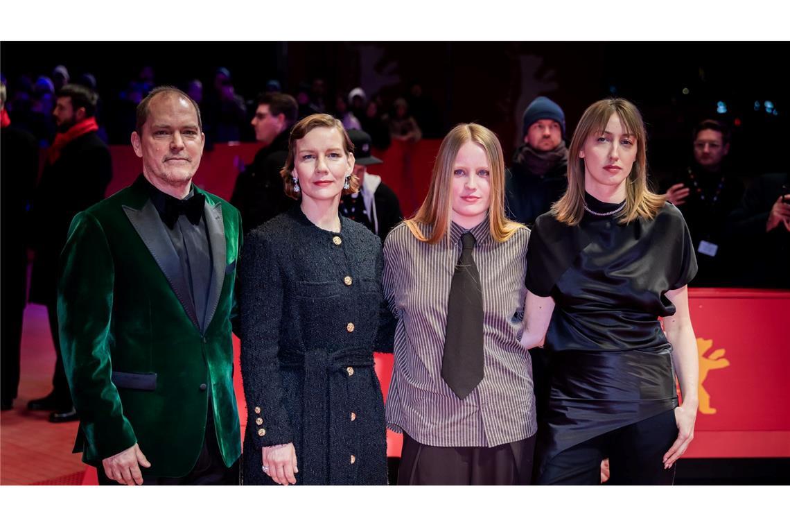 Ein Teil des Filmteams auf dem roten Teppich.