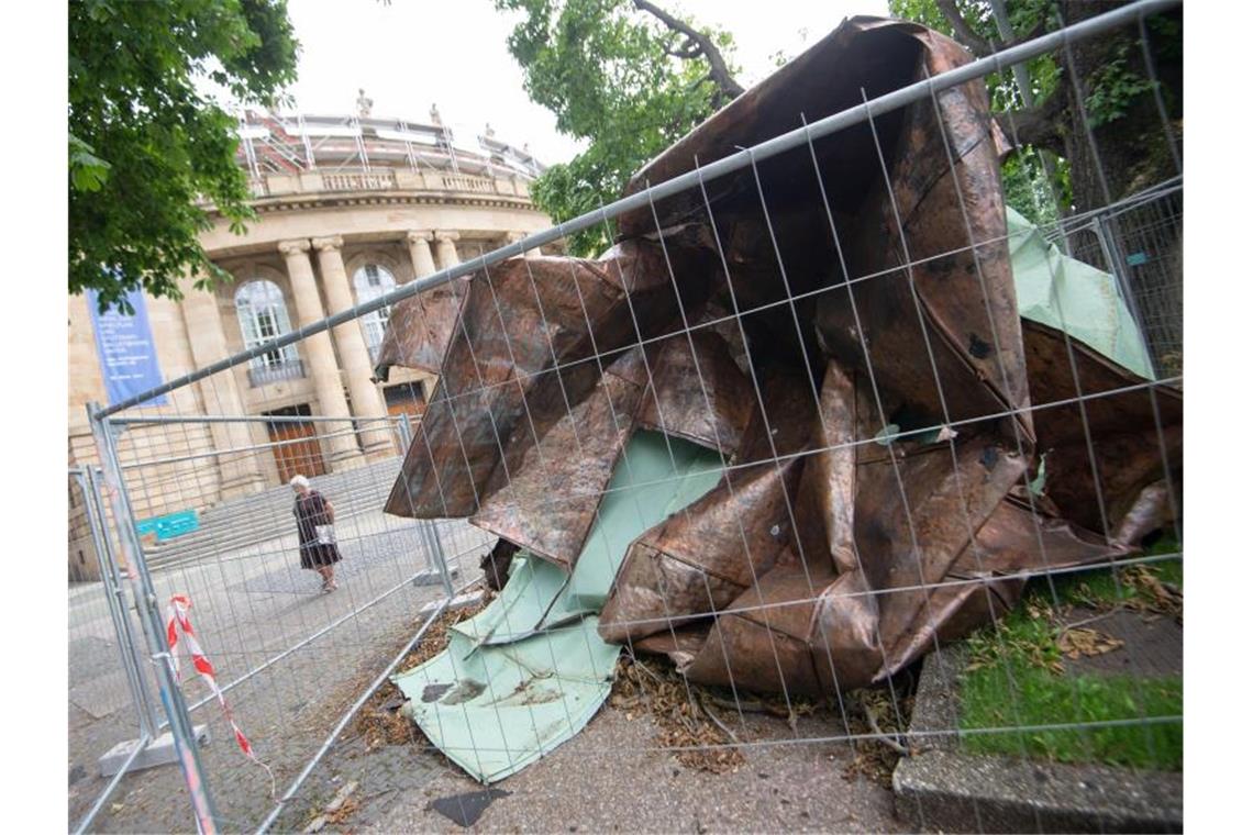 Kaputtes Dach der Oper soll Klimawandel-Mahnmal werden Ein Teil des Kupferdachs des Stuttgarter Opernhauses liegt am Eckensee auf dem Boden. Foto: Marijan Murat/dpa/Archivbild