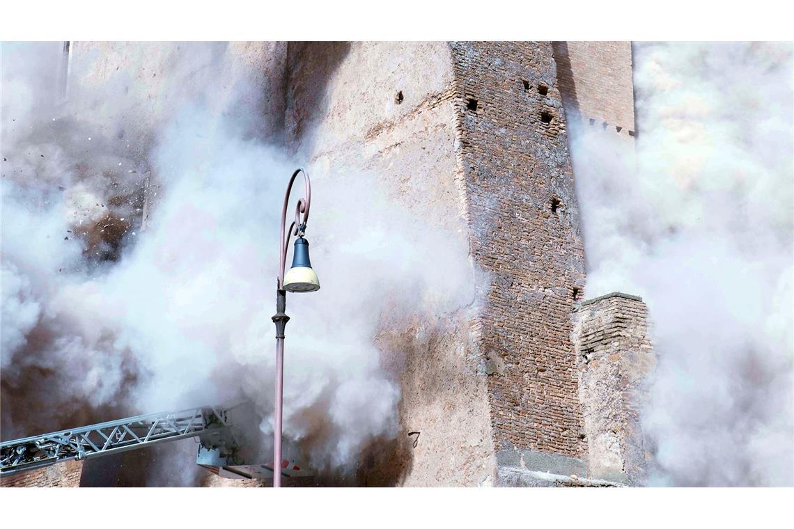 Ein Teil des mittelalterlichen Turms Torre dei Conti in Rom stürzt ein.