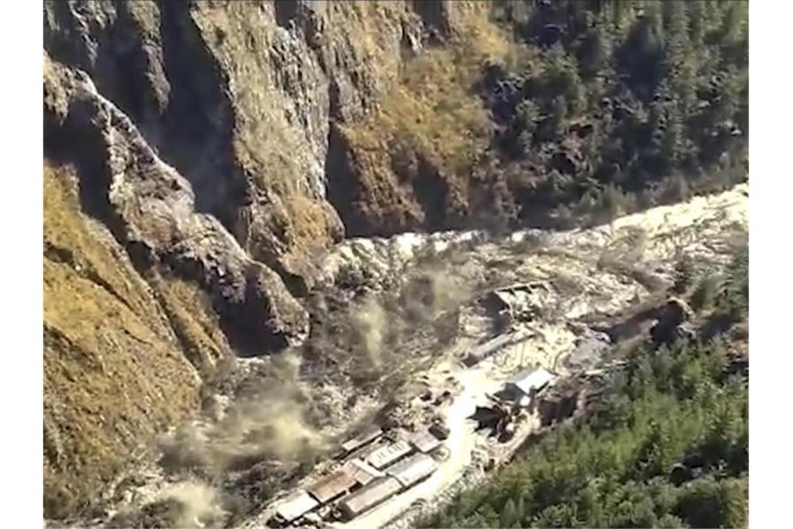 Sturzflut in Indien: Mindestens 26 Tote Ein Teil des Nanda-Devi-Gletschers ist abgebrochen und in den Fluss gefallen. Foto: Uncredited/KK Productions/AP/dpa