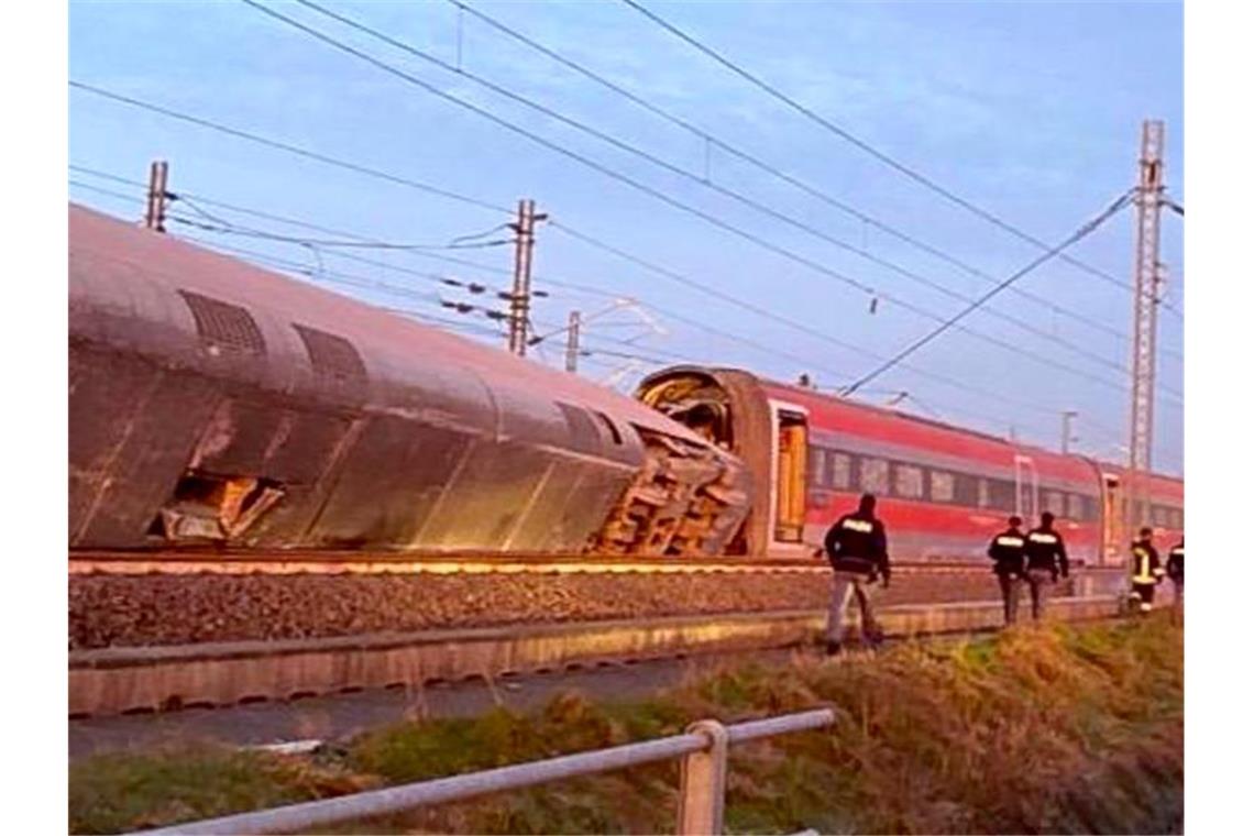 Bei Tempo 290: Schweres Zugunglück in Italien Ein Teil des Schnellzugs Frecciarossa, der in der Nähe von Lodi in Norditalien entgleiste. Foto: Italian Police/AP/dpa