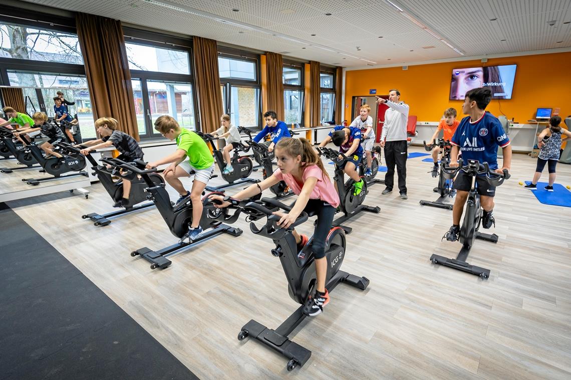 Ein Teil des Sportunterrichts kann im neuen Fitnessraum des Max-Born-Gymnasiums etwa auf Indoor-Bikes absolviert werden. Foto: A. Becher