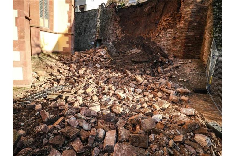 Ein Teil einer historischen Mauer ist in der Wertheimer Altstadt eingestürzt. Foto: Christoph Schmidt/dpa