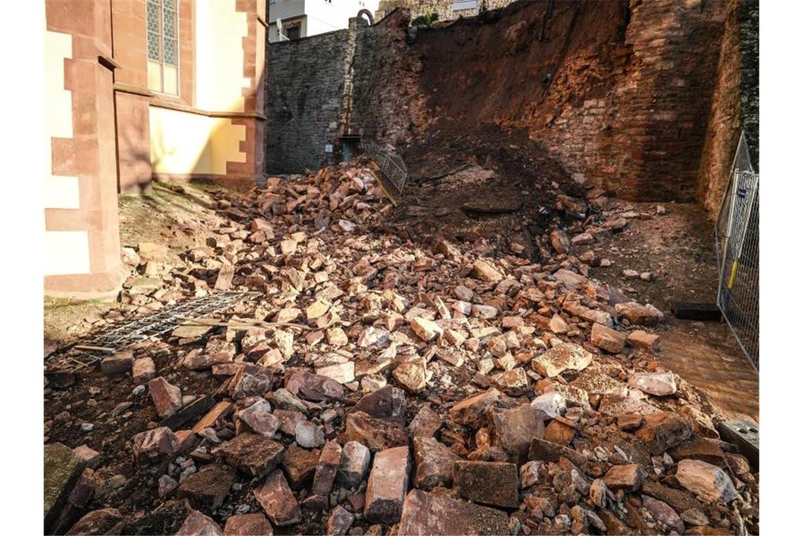 Mauersturz: Gericht bestellt Gutachten zur Ursache Ein Teil einer historischen Mauer ist in der Wertheimer Altstadt eingestürzt. Foto: Christoph Schmidt/dpa/Archivbild