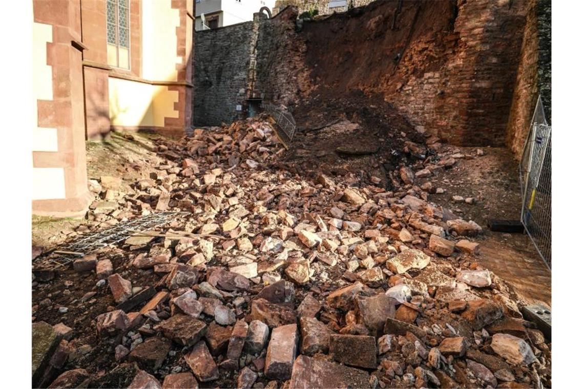 Ein Teil einer historischen Mauer ist in der Wertheimer Altstadt eingestürzt. Foto: Christoph Schmidt/dpa/Archivbild