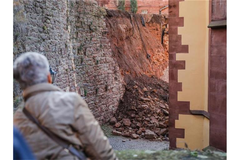 Ein Teil einer historischen Mauer ist in der Wertheimer Altstadt eingestürzt. Foto: Christoph Schmidt/dpa