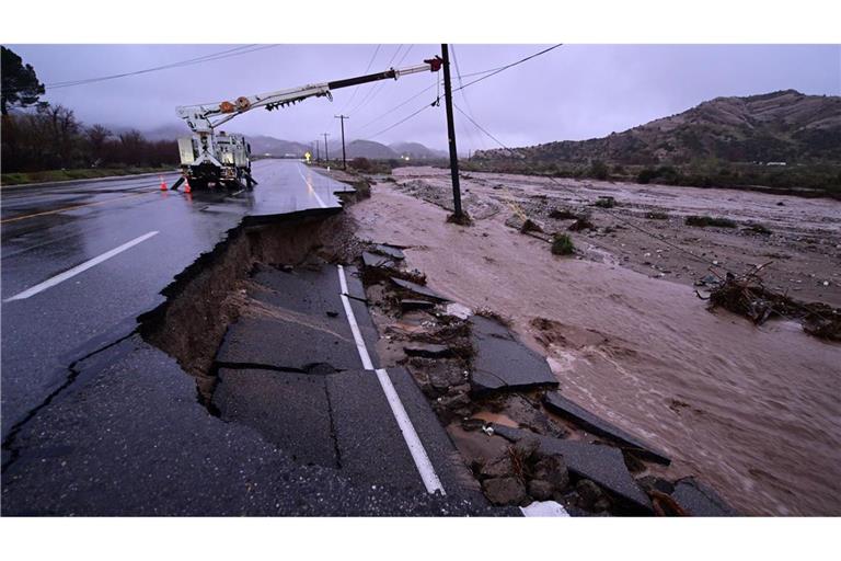Ein Teil einer kalifornischen Straße wird von Fluten weggespült.