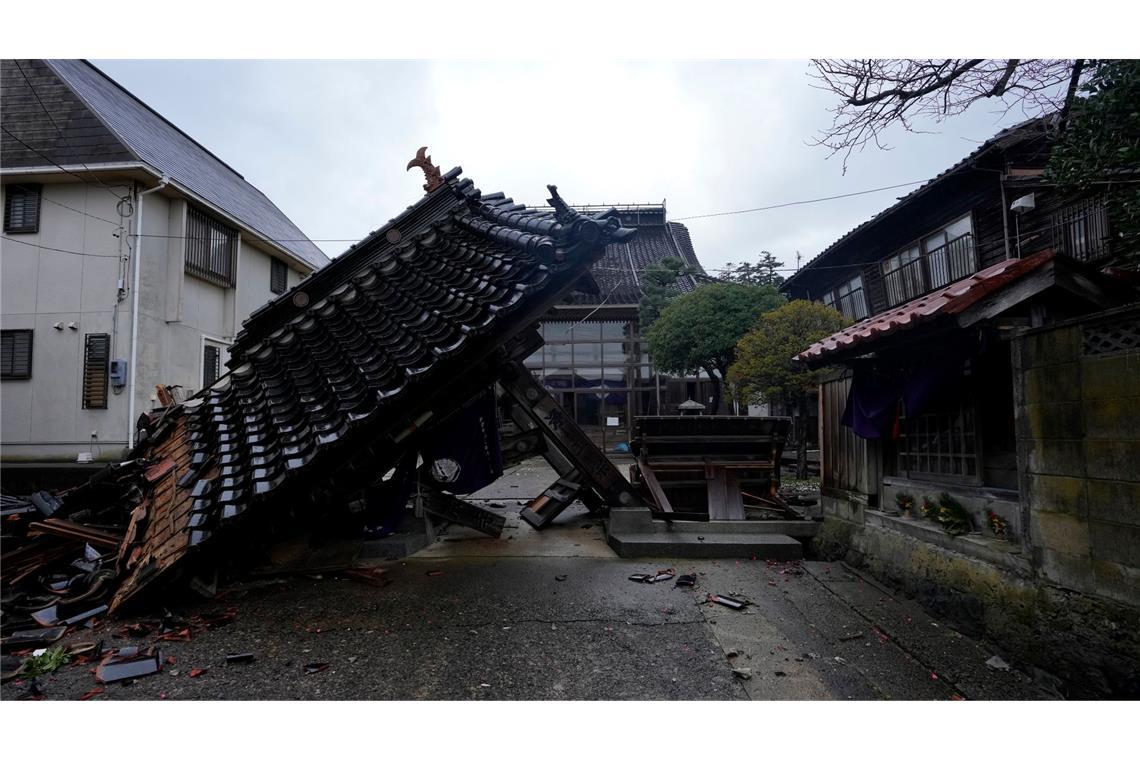 Ein Teil eines vom Erdebeben beschädigten Tempels im japansichen Wajima.