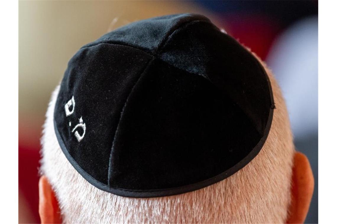 Kippa-Attacke: Polizei zuversichtlich Täter zu fassen Ein Teilnehmer der Feierlichen Einweihung der neuen Tora-Rolle trägt eine Kippa. Foto: Robert Michael/zb/dpa/Archivbild