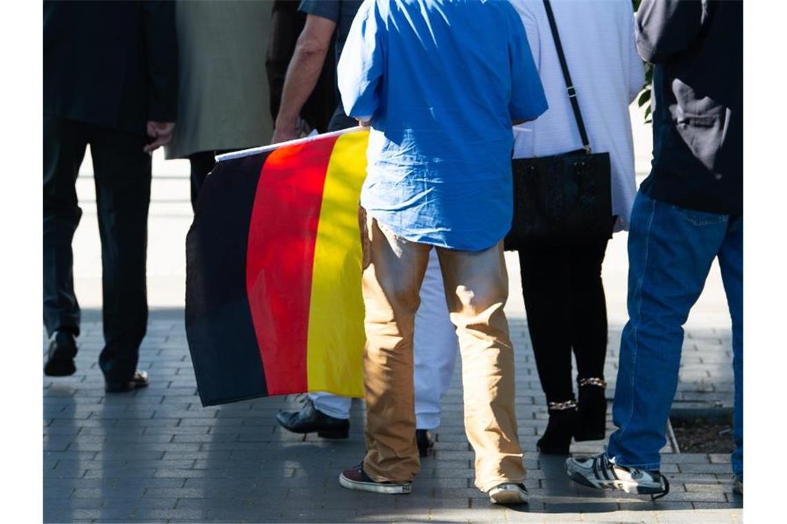 Gauland spricht bei AfD-Debakel in Sachsen von „Tricks“ Ein Teilnehmer des „Flügel“-Treffens mit einer Deutschland-Flagge. Foto: Swen Pförtner