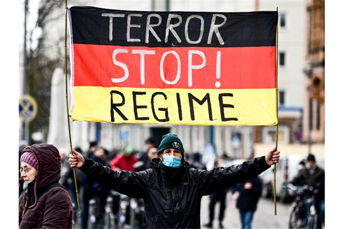 Innenminister warnen vor nicht-angemeldeten Corona-Demos Ein Teilnehmer einer Demonstration gegen die aktuelle Corona-Politik in Berlin. Foto: Fabian Sommer/dpa