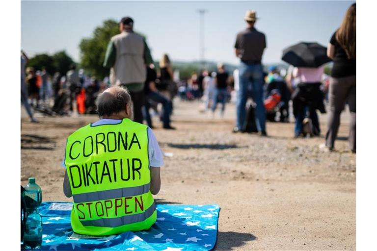 Ein Teilnehmer einer Protestkundgebung der Initiative „Querdenken“. Foto: Christoph Schmidt/dpa/Archivbild