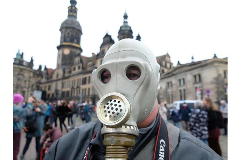 Ein Teilnehmer einer „Querdenken 351“-Demonstration. Foto: Sebastian Willnow/dpa-Zentralbild/dpa/Archivbild