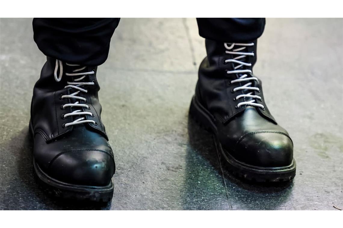 Ein Teilnehmer einer rechtsextremen Kundgebung trägt schwarze Springerstiefel mit weißen Schnürriemen, einem weit verbreitetem Symbol der rechten Szene. Die Zahl rechtsextremer Kampfsport-Gruppierungen in Deutschland steigt (Symbolfoto).