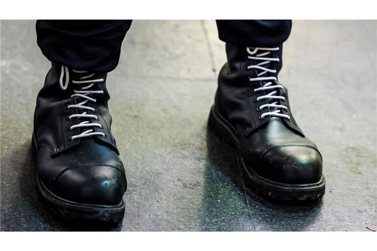 Ein Teilnehmer einer rechtsextremen Kundgebung trägt schwarze Springerstiefel mit weißen Schnürriemen, einem weit verbreitetem Symbol der rechten Szene. Die Zahl rechtsextremer Kampfsport-Gruppierungen in Deutschland steigt (Symbolfoto).